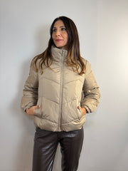 Piumino corto con tasche orizzontali