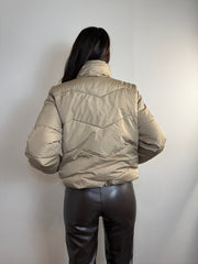 Piumino corto con tasche orizzontali