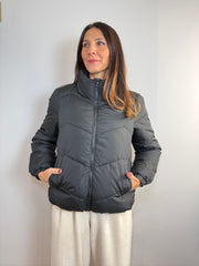 Piumino corto con tasche orizzontali