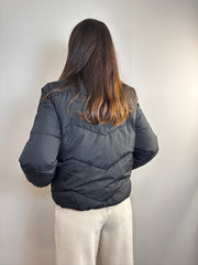 Piumino corto con tasche orizzontali
