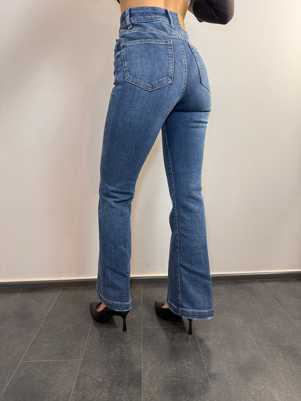 JEANS A ZAMPA CON DUE BOTTONI - image 2