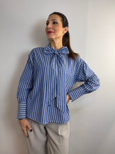 Camicia in cotone rigata con fiocco