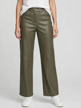 Pantalone in ecopelle dritto con elastico taglio al ginocchio