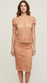 Top in pizzo con manichina