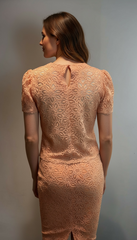 Top in pizzo con manichina