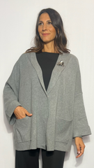 Cardigan con spilla