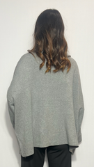 Cardigan con spilla