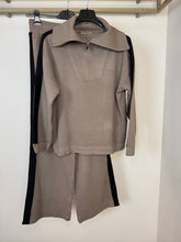 Tuta con zip e collo alto