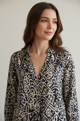 Camicia over fantasia con collo e scollo a v