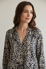 Camicia over fantasia con collo e scollo a v