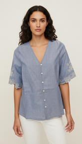 Camicia a v con ricami sulle maniche