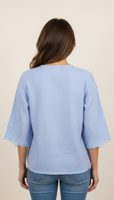 Camicia a v con ricami sulle maniche