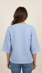 Camicia a v con ricami sulle maniche