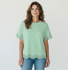 T-shirt con ricami onde sulle maniche e sotto