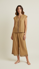 MAGLIA CON PANTALONE LARGO CON DISEGNO CATENA SOTTO