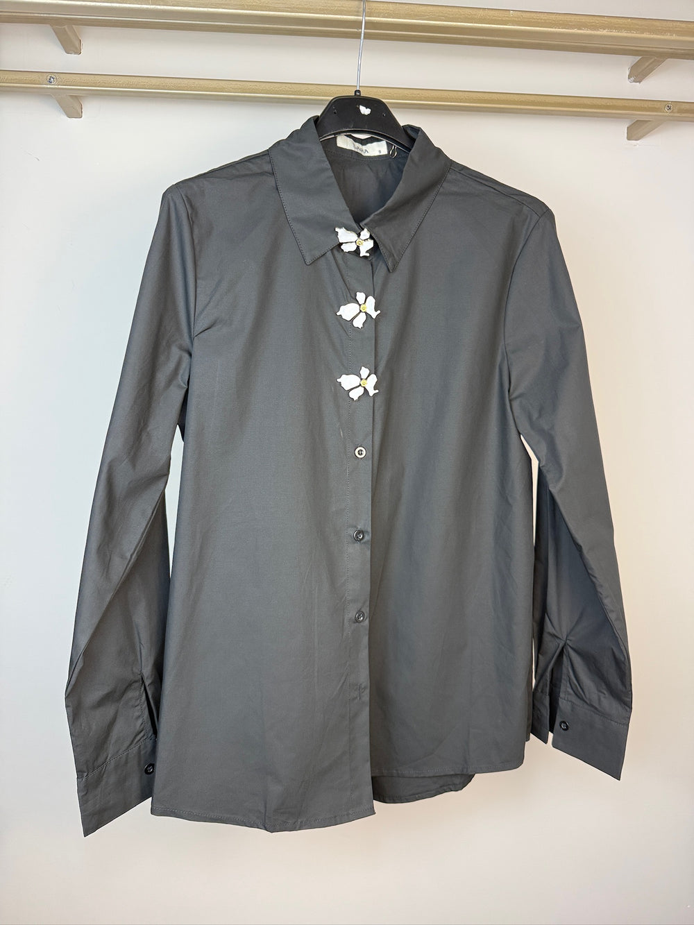 CAMICIA OVER CON BOTTONI PARTICOLARI - image 5