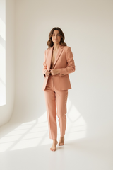 Tailleur con giacca sfiancata e pantalone a sigaretta