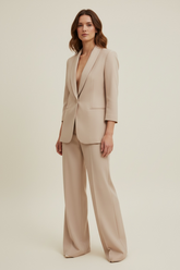 Tailleur con giacca sfiancata e pantalone a zampa