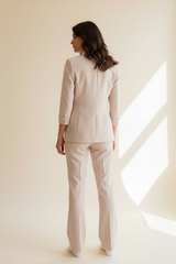 Tailleur con giacca sfiancata e pantalone a zampa