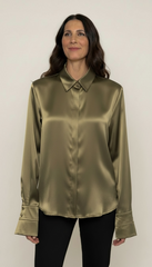 Camicia con colletto classico e polsini alti in raso