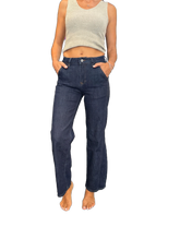 Jeans a gamba larga e dritta con tasche e cuciture a contrasto
