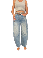 Jeans modello barrel con strappi e cintura