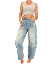 Jeans modello barrel con strappi e cintura