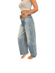 Jeans modello barrel con strappi e cintura