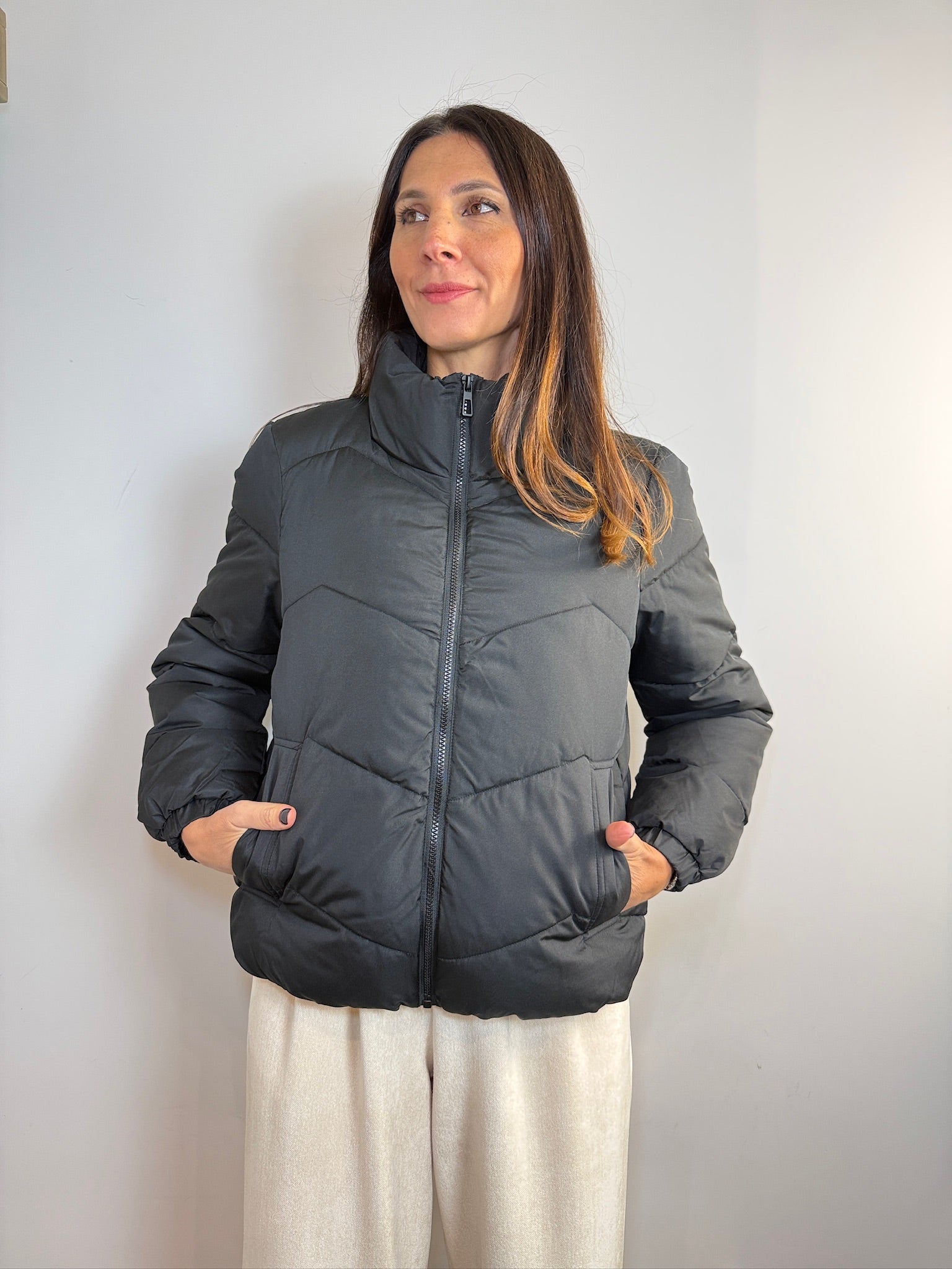 PIUMINO CORTO CON TASCHE ORIZZONTALI - image 3