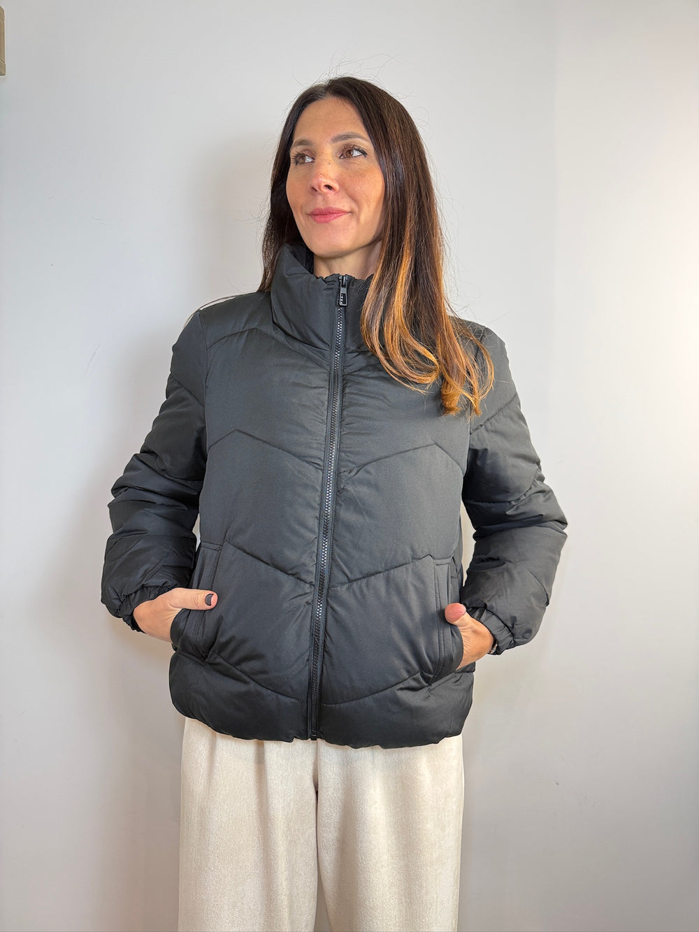 PIUMINO CORTO CON TASCHE ORIZZONTALI - image 3