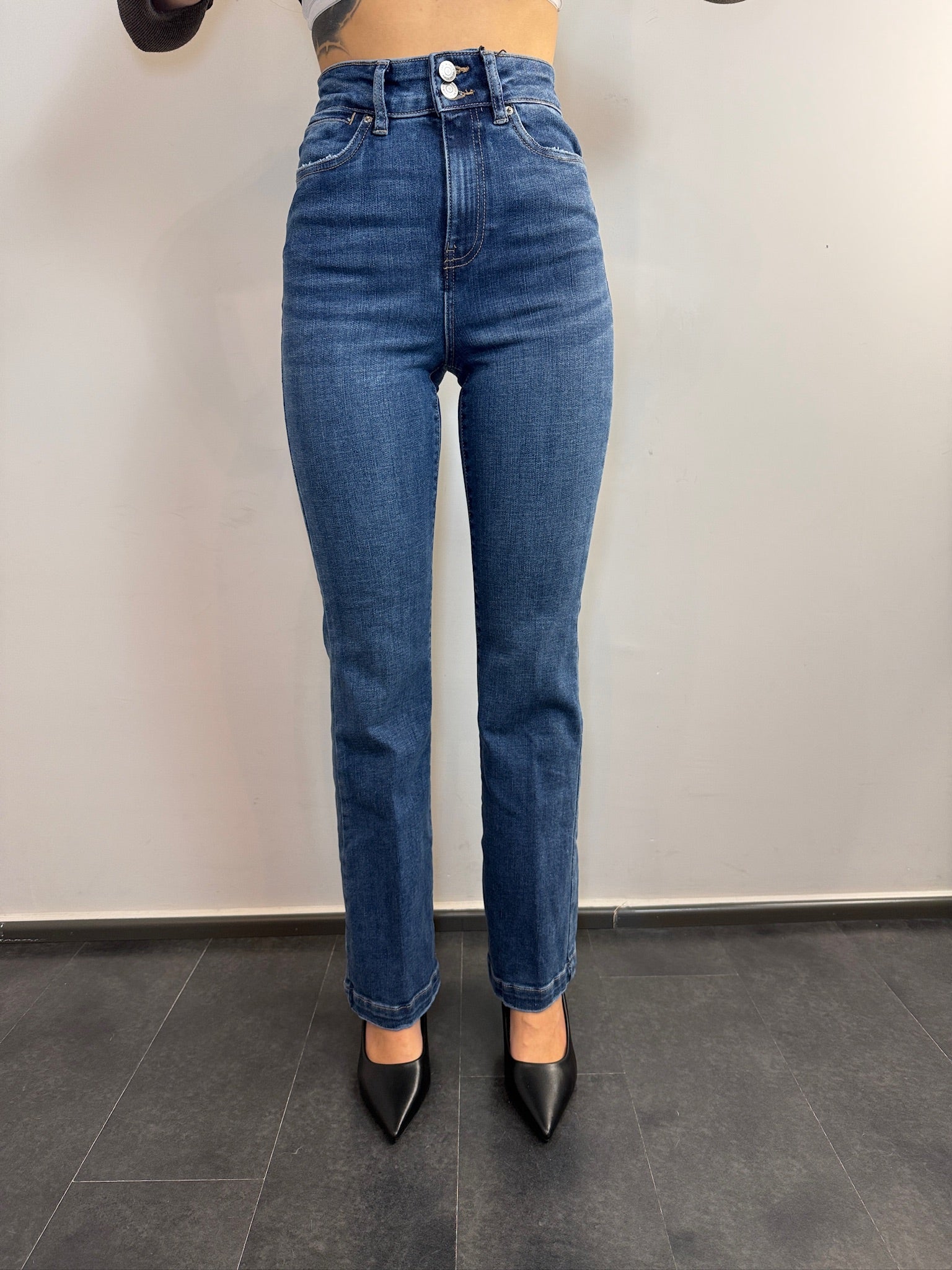 JEANS A ZAMPA CON DUE BOTTONI
