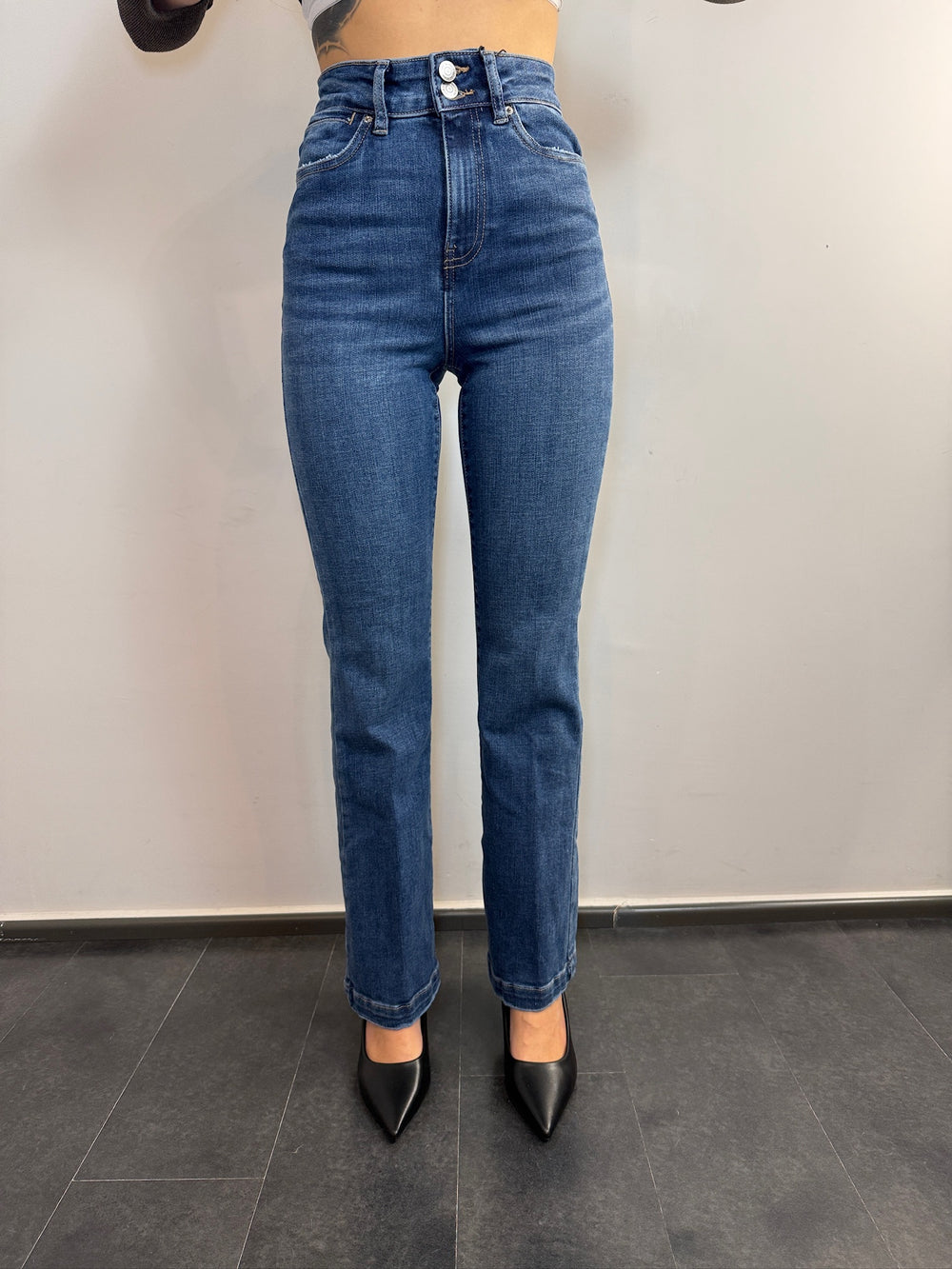 JEANS A ZAMPA CON DUE BOTTONI