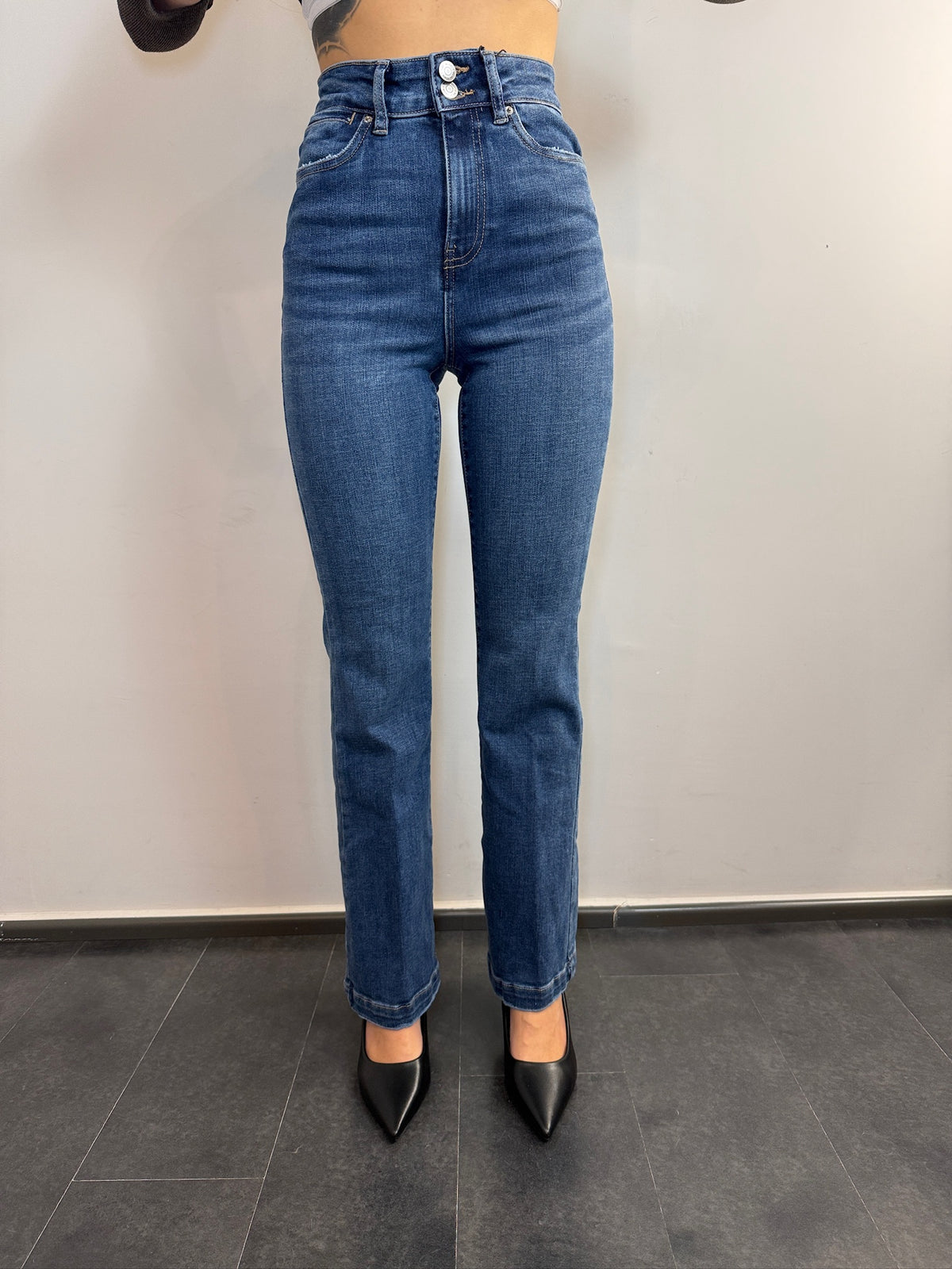 JEANS A ZAMPA CON DUE BOTTONI