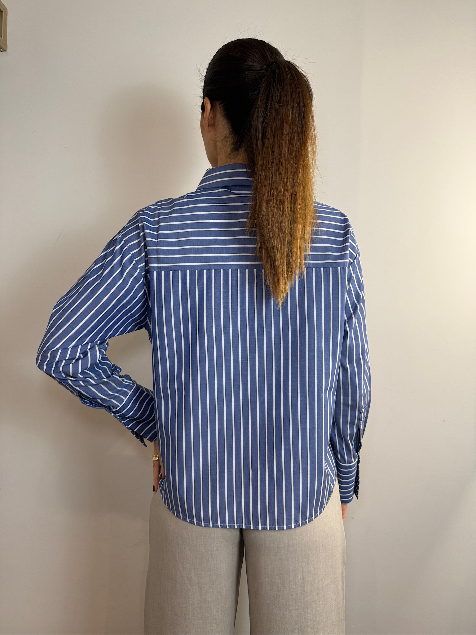 Camicia in cotone rigata con fiocco
