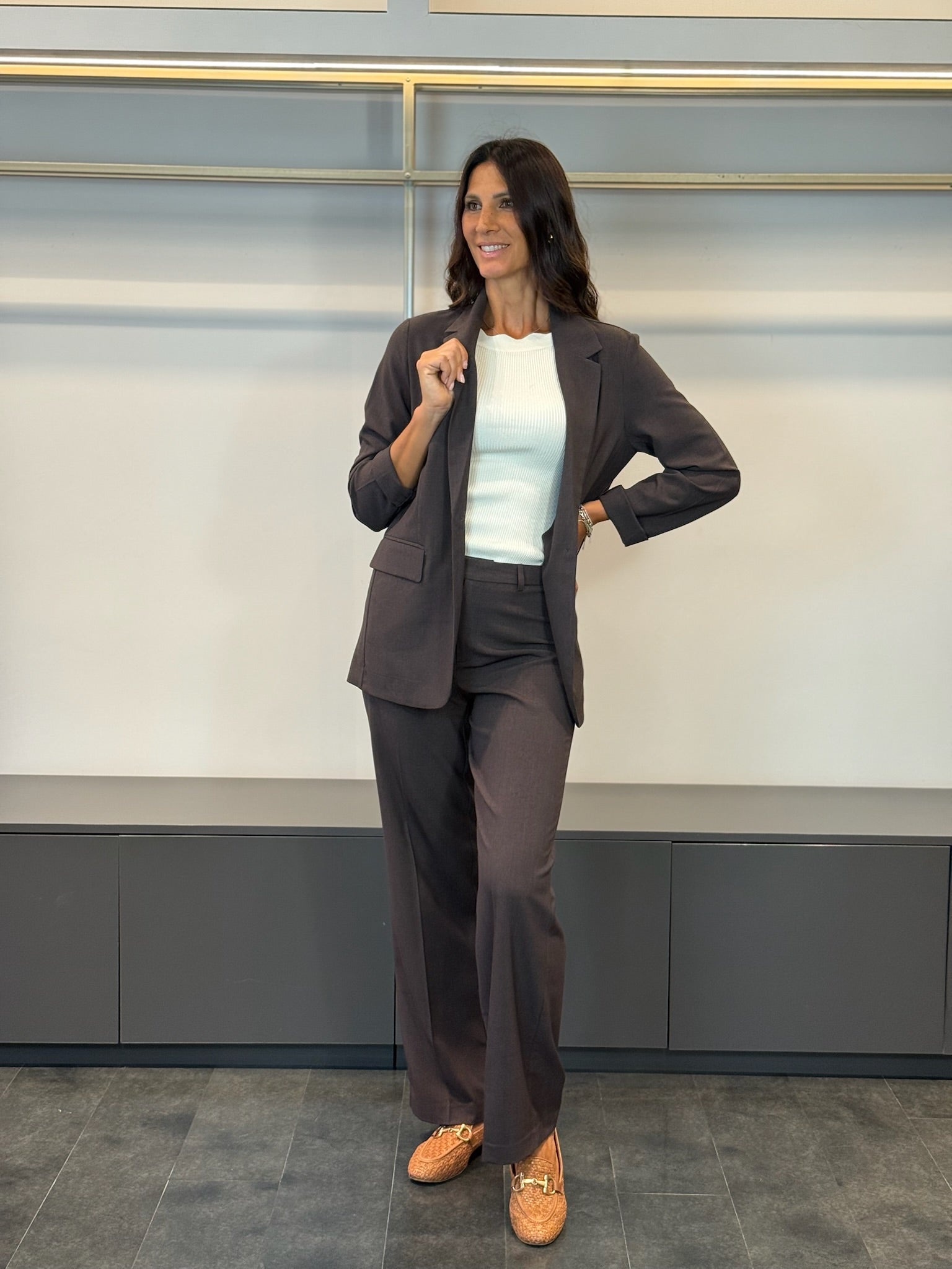 Tailleur con blazer ad 1 bottone e pantalone gamba larga
