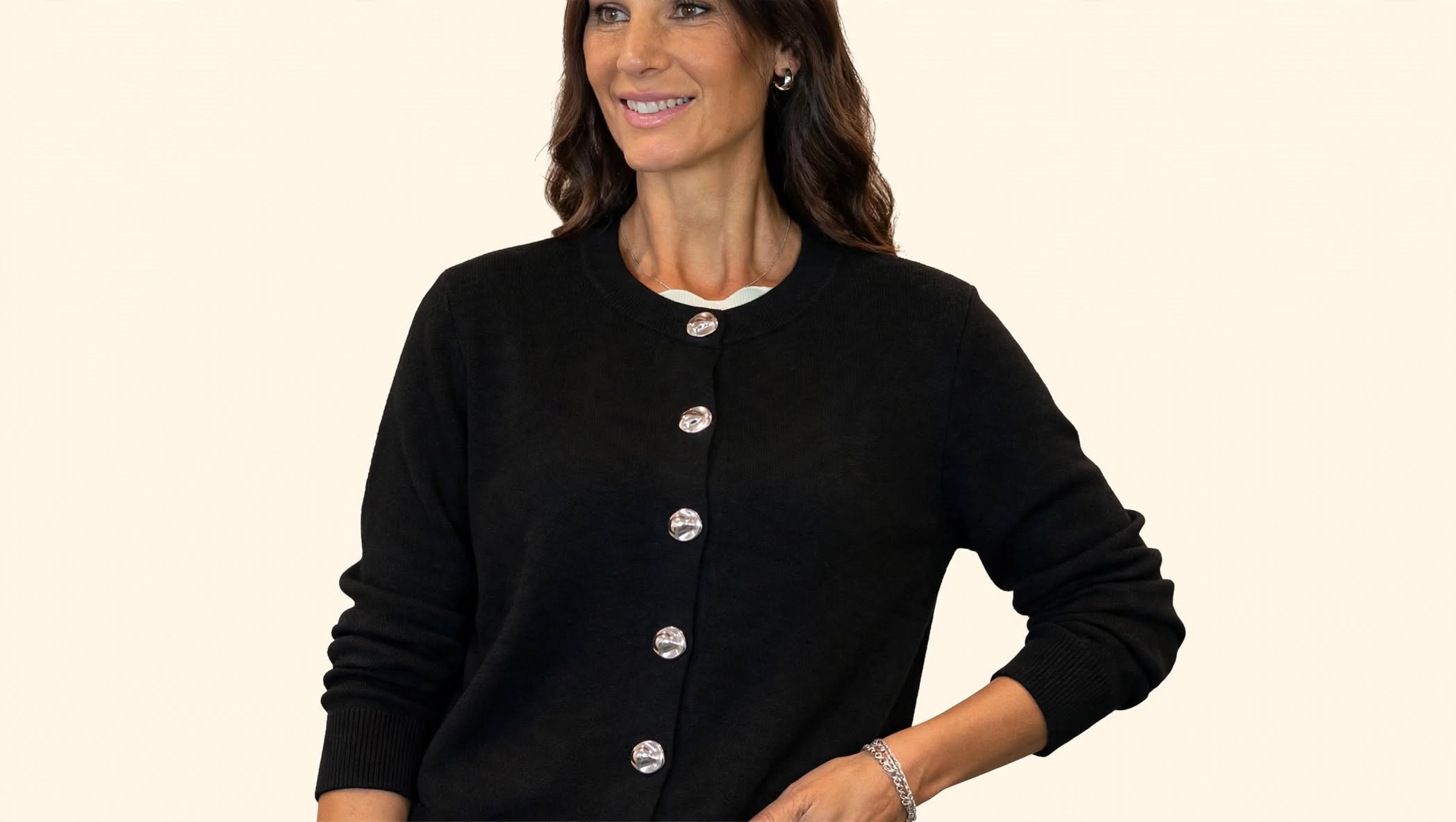 Cardigan girocollo a costine con bottoni frontali metallici