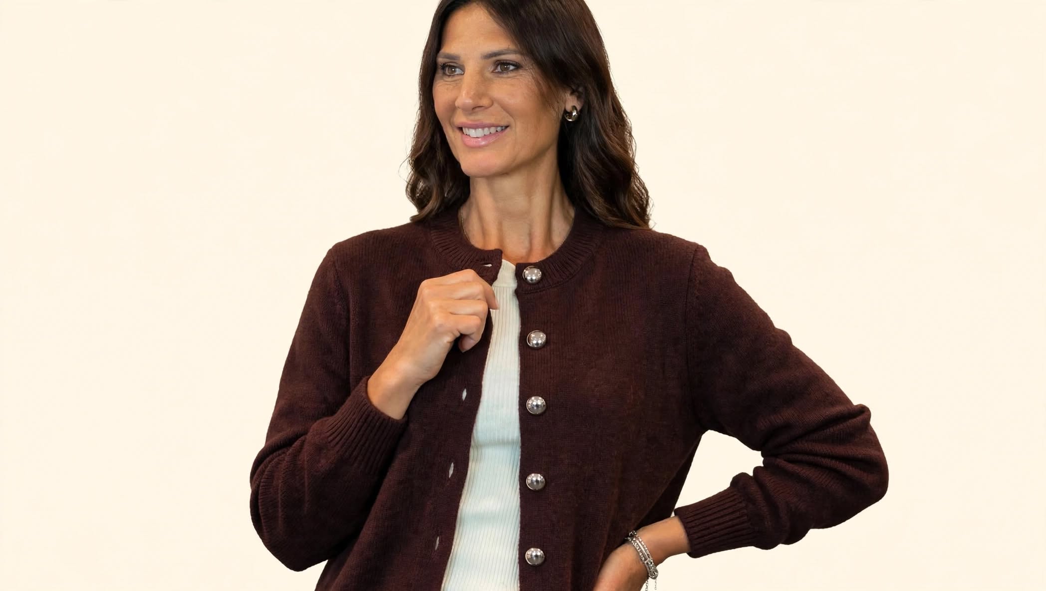 Cardigan girocollo a costine con bottoni frontali metallici
