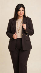 Tailleur con giacca monopetto con fibia e pantalone dritto