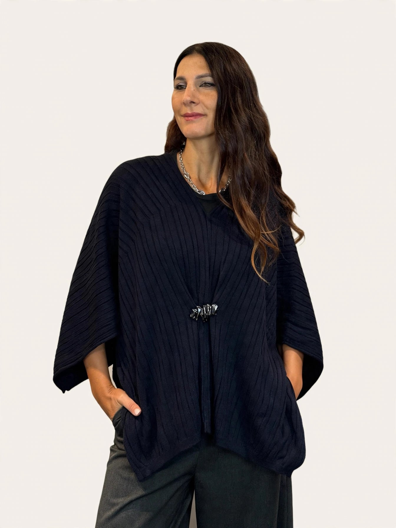MAGLIA PONCHO CON DETTAGLIO CENTRALE ORO