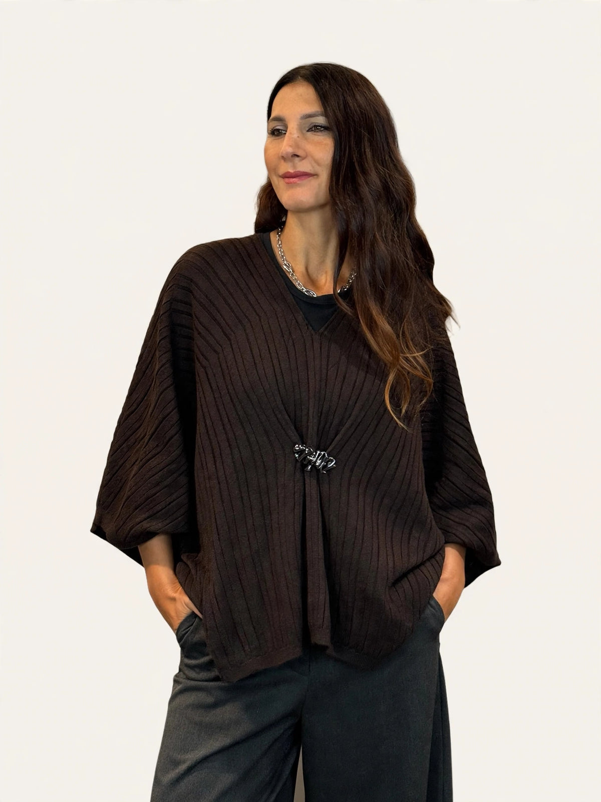 MAGLIA PONCHO CON DETTAGLIO CENTRALE ORO