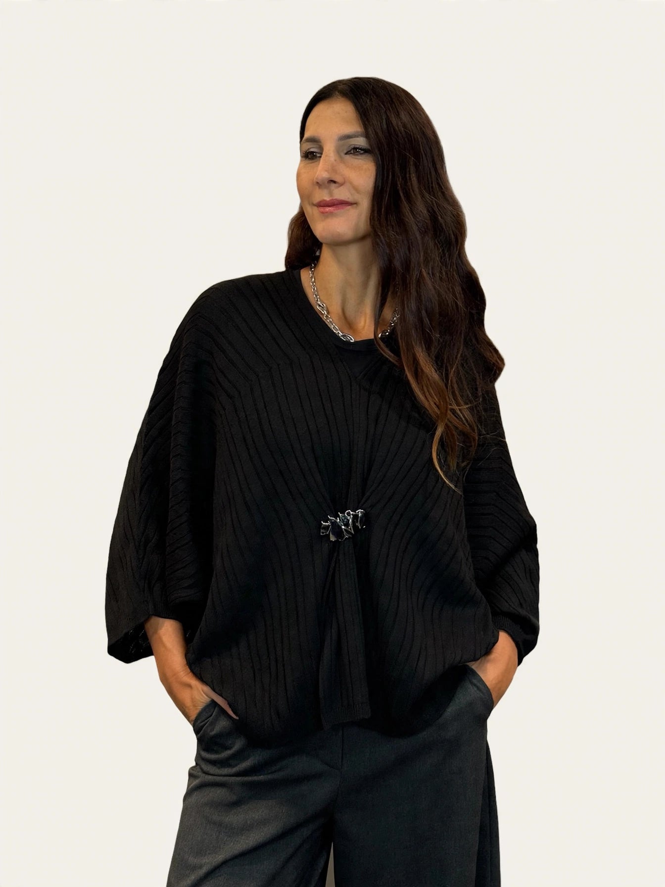 MAGLIA PONCHO CON DETTAGLIO CENTRALE ORO