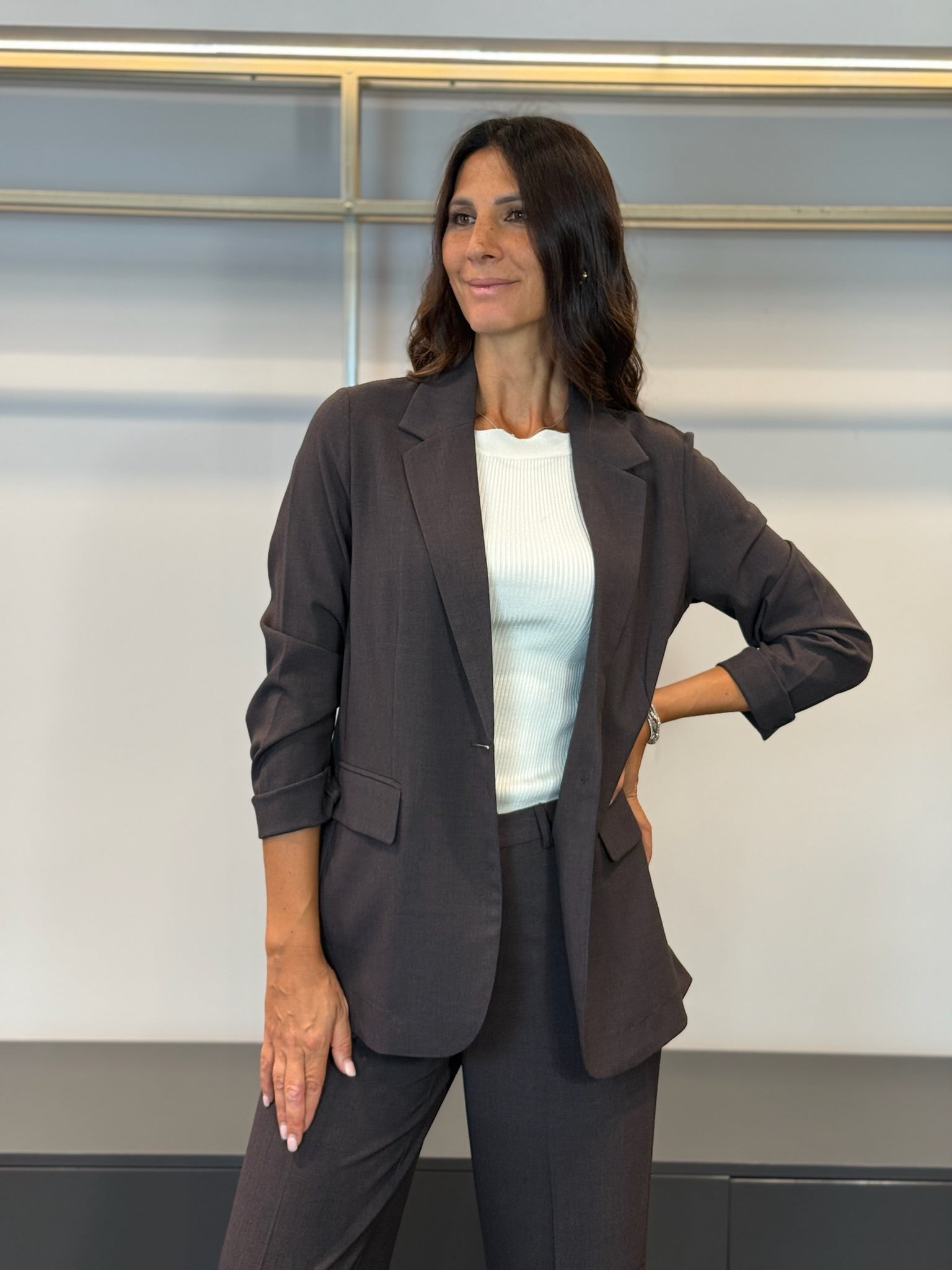 Tailleur con blazer ad 1 bottone e pantalone gamba larga