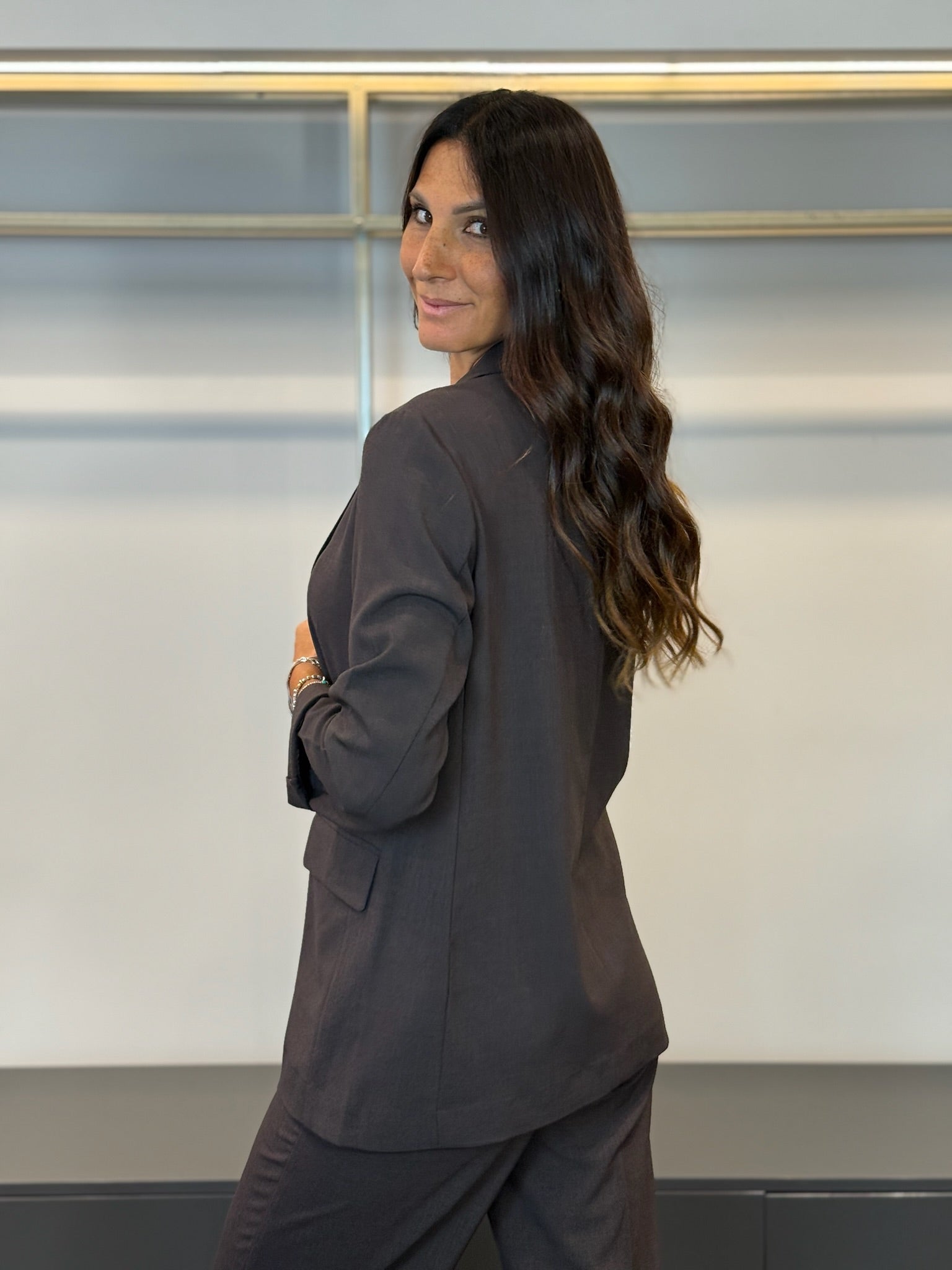 Tailleur con blazer ad 1 bottone e pantalone gamba larga
