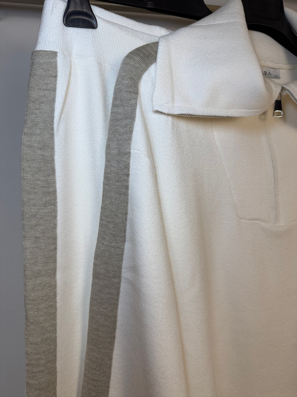 TUTA CON ZIP E COLLO ALTO
