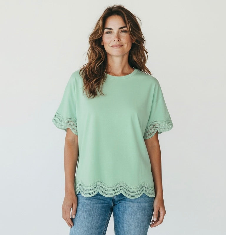 T-shirt con ricami onde sulle maniche e sotto