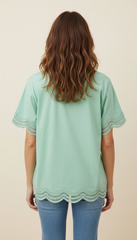 T-shirt con ricami onde sulle maniche e sotto