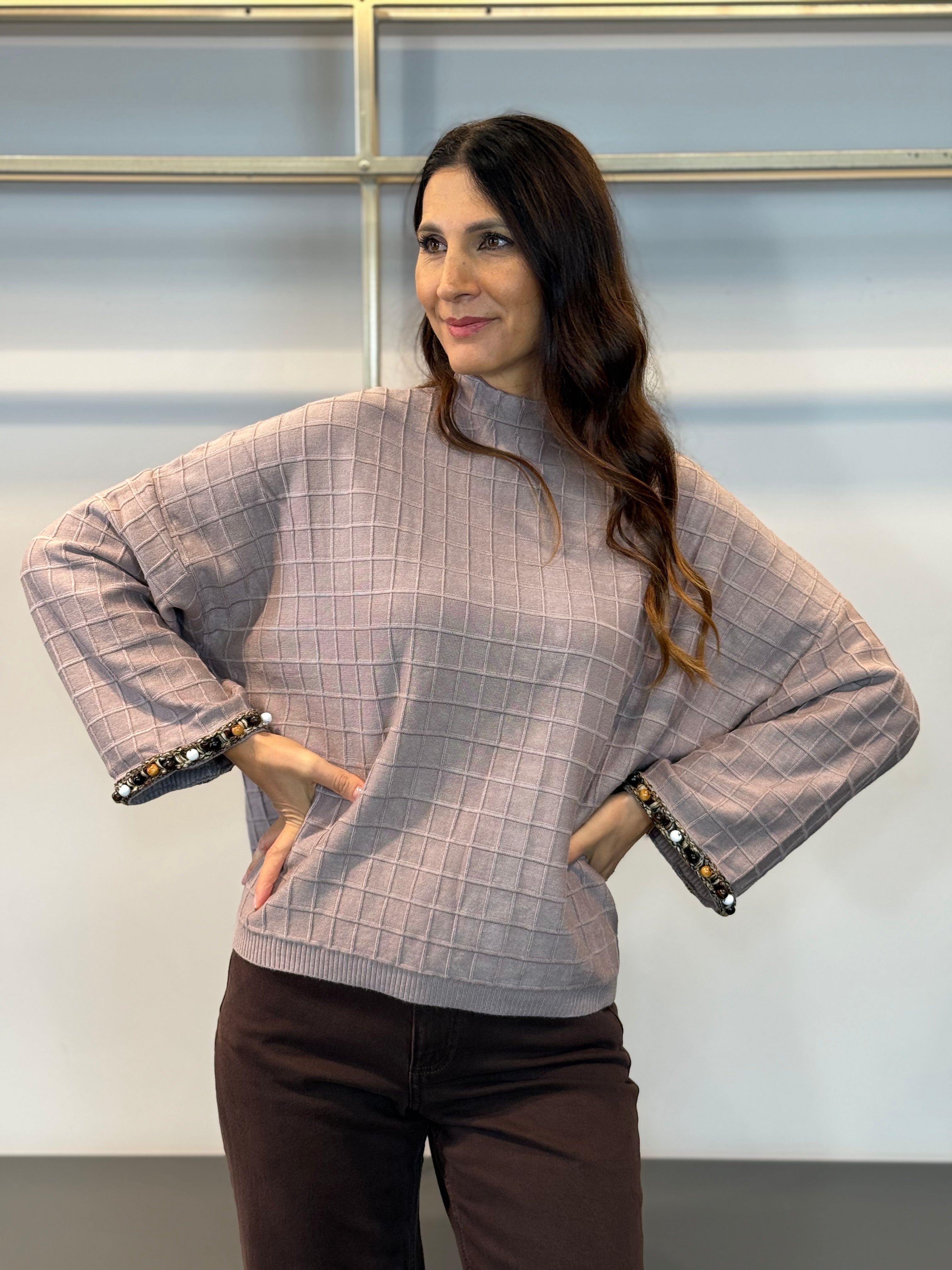 MAGLIA LAVORAZIONE A QUADRI CON PIETRE SUI POLSI