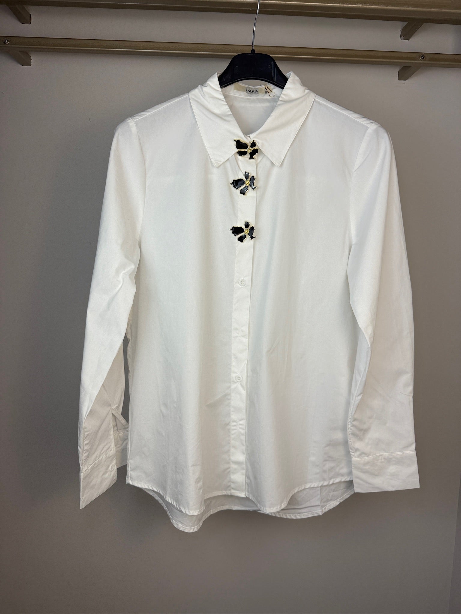 CAMICIA OVER CON BOTTONI PARTICOLARI - image 2