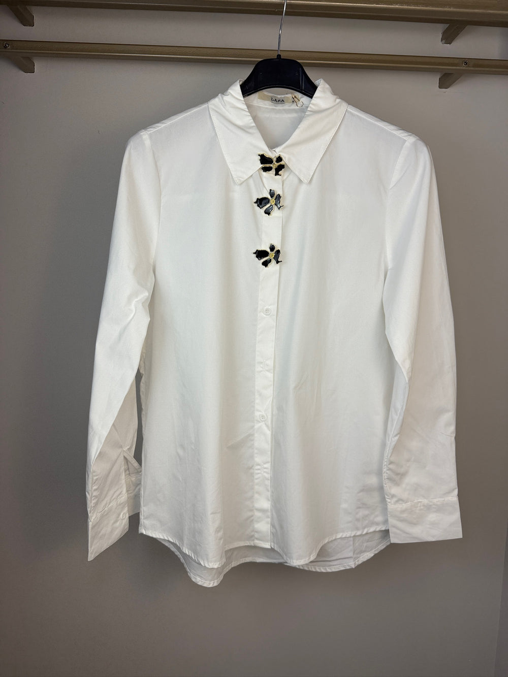 CAMICIA OVER CON BOTTONI PARTICOLARI - image 2