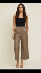 Pantalone in ecopelle mom fit con elastico dietro più taglio al ginocchio